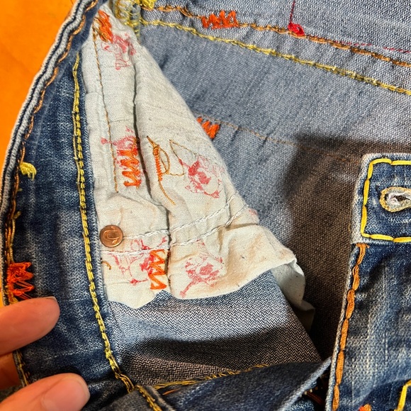 True Religion Billy Big T Jeans with Signature Stitching & Classic Denim Wash - Picture 4 of 10